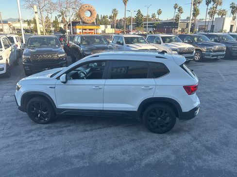 Used 2024 Volkswagen Taos SE image 4