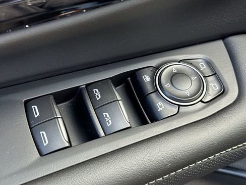 Used 2025 Chevrolet Suburban Premier image 23