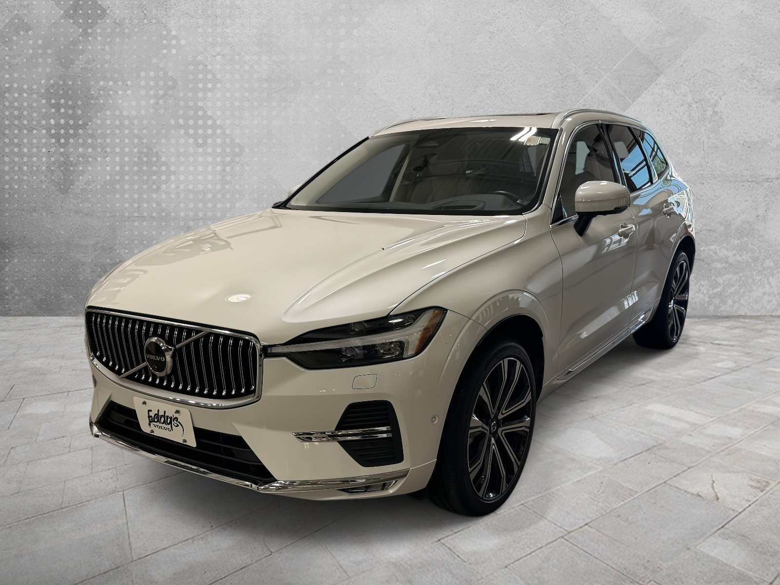 Used 2023 Volvo XC60 B5 Ultimate w/ Climate Package FWD image 3