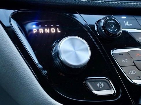 Used 2023 Chrysler Pacifica Touring-L image 27