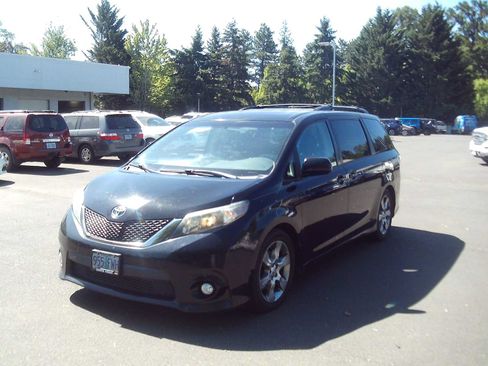 Used 2012 Toyota Sienna SE FWD image 1