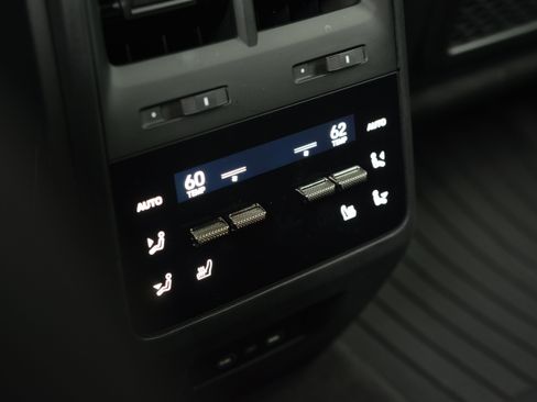 Certified 2025 Porsche Macan Turbo Electric AWD/4WD image 32