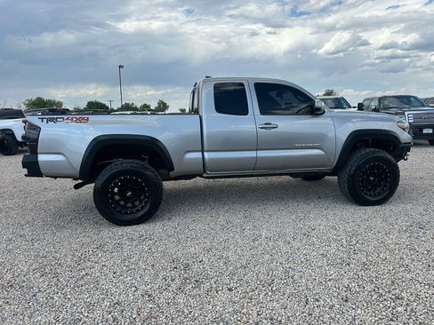 Used 2016 Toyota Tacoma TRD Off-Road AWD/4WD image 11