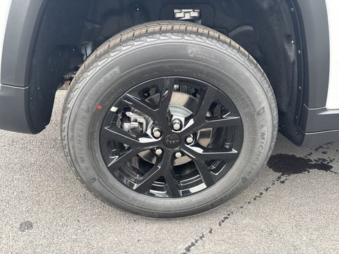 New 2025 Jeep Grand Cherokee Altitude image 7