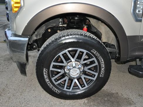 Used 2017 Ford F250 Lariat w/ Lariat Value Package image 9