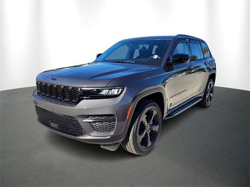 Used 2025 Jeep Grand Cherokee Altitude image 2