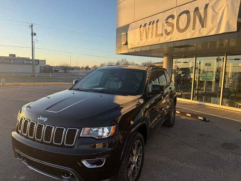 Used 2018 Jeep Grand Cherokee Limited image 2
