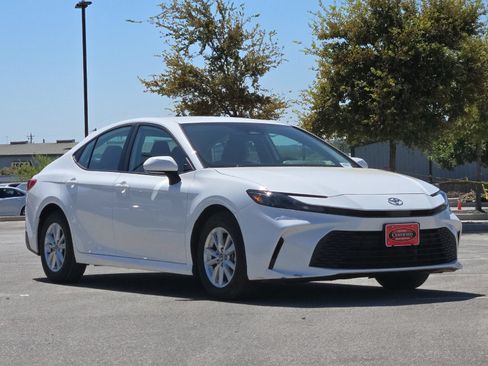 Used 2025 Toyota Camry LE FWD image 7