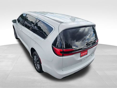 Used 2022 Chrysler Pacifica Touring-L FWD image 8