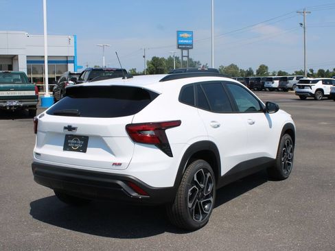 New 2026 Chevrolet Trax RS w/ Sunroof Package FWD image 9