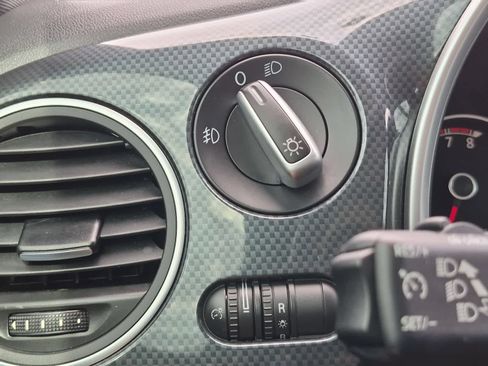 Used 2013 Volkswagen Beetle Turbo FWD image 29