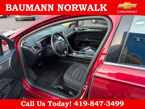 Used 2017 Ford Fusion SE w/ Fusion SE Technology Package FWD image 13