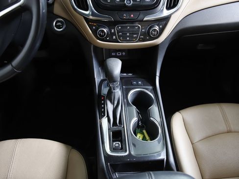Used 2022 Chevrolet Equinox Premier AWD/4WD image 12