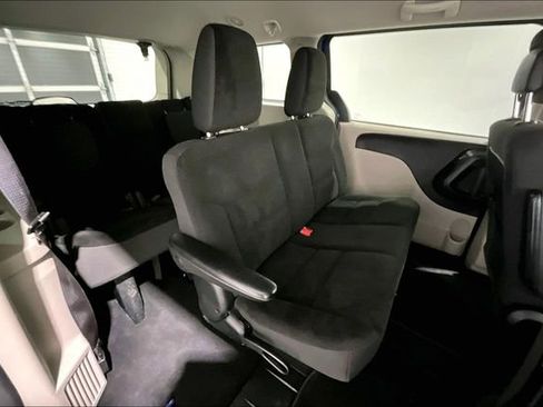 Used 2018 Dodge Grand Caravan SE w/ UConnect Hands-Free Group image 26