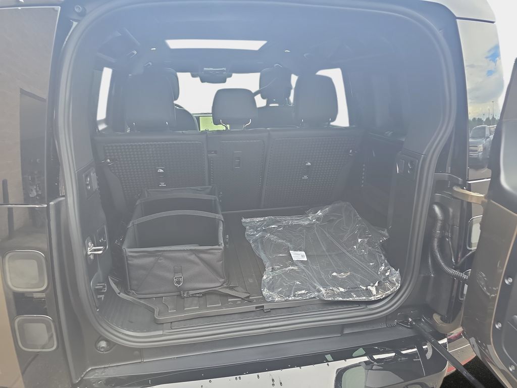 New 2026 Land Rover Defender 110 X-Dynamic SE AWD/4WD image 10