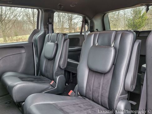 Used 2018 Dodge Grand Caravan SXT w/ Blacktop Package image 11