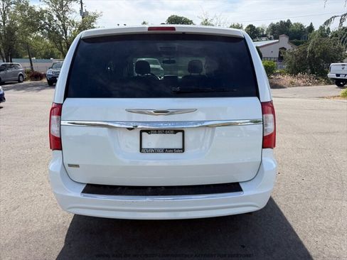 Used 2014 Chrysler Town & Country Touring FWD image 6