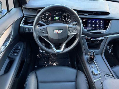 Used 2025 Cadillac XT6 Luxury image 4