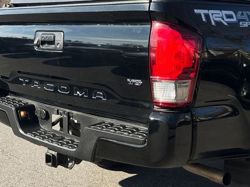 Used 2016 Toyota Tacoma TRD Sport image 6