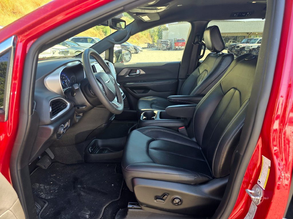 Used 2025 Chrysler Pacifica Select FWD image 4