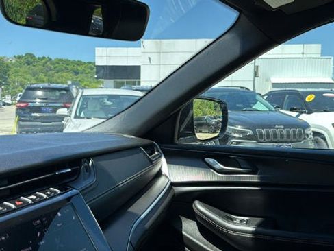 Certified 2025 Jeep Grand Cherokee Altitude AWD/4WD image 24