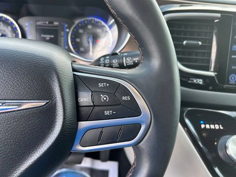 Used 2017 Chrysler Pacifica Touring-L w/ Tire & Wheel Group FWD image 20