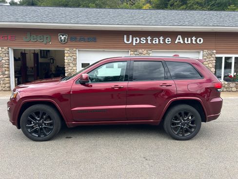 Used 2020 Jeep Grand Cherokee Altitude AWD/4WD image 8