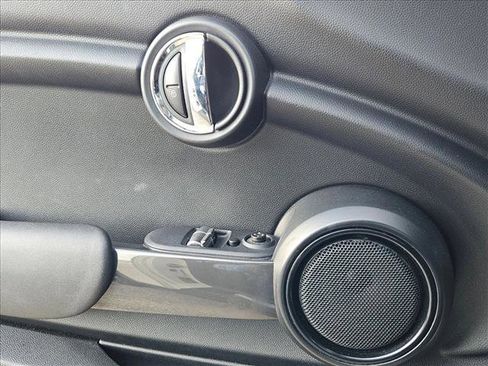 Used 2018 MINI Cooper 2-Door Hardtop image 6