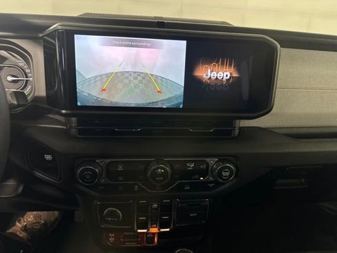Used 2024 Jeep Wrangler Unlimited image 22