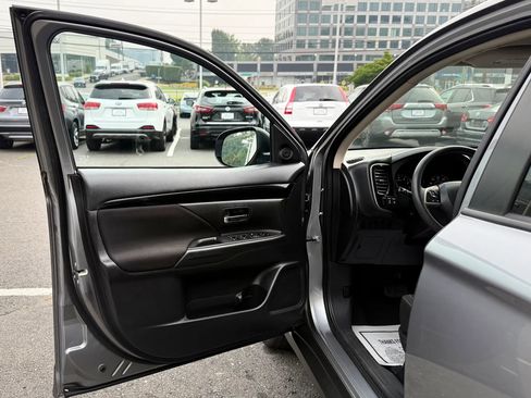 Used 2020 Mitsubishi Outlander ES FWD image 9