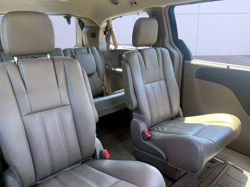Used 2015 Chrysler Town & Country Touring-L w/ Driver Convenience Group FWD image 14
