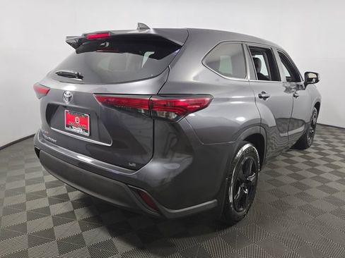 Used 2023 Toyota Highlander LE FWD image 9