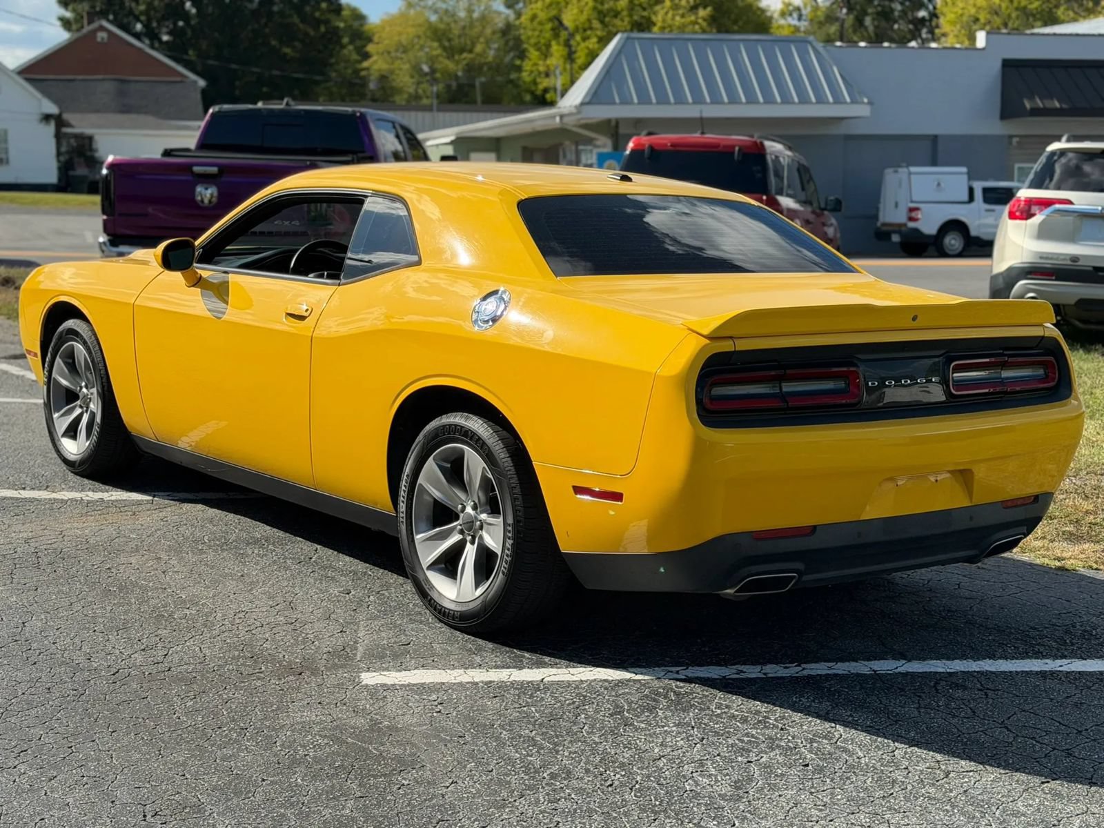 Used 2018 Dodge Challenger SXT w/ Driver Convenience Group RWD image 7