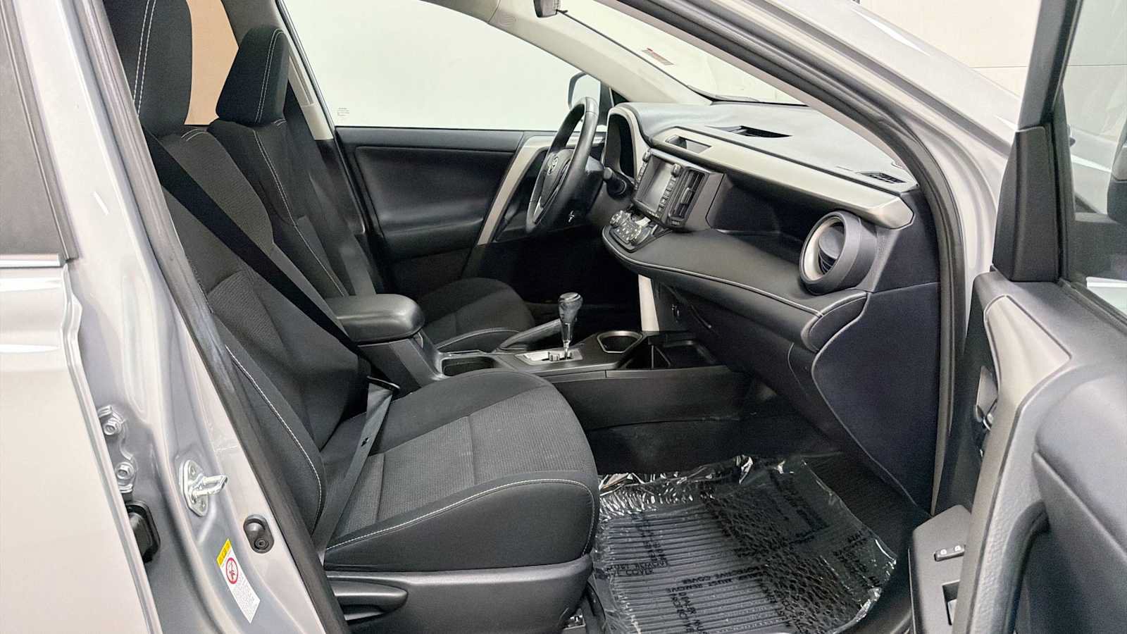 Used 2017 Toyota RAV4 XLE AWD/4WD image 30