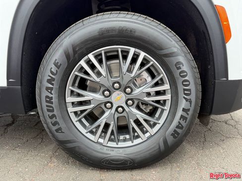 Used 2025 Chevrolet Traverse LT w/ Driver Confidence Package FWD image 11