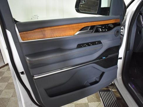 Used 2022 Jeep Grand Wagoneer Series II w/ Convenience Group III image 7