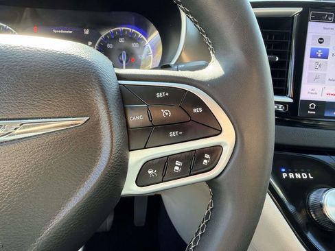 Used 2024 Chrysler Pacifica Touring-L image 9