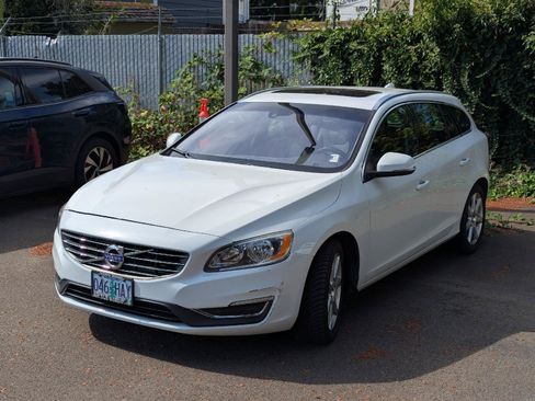 Used 2016 Volvo V60 T5 Premier FWD image 1