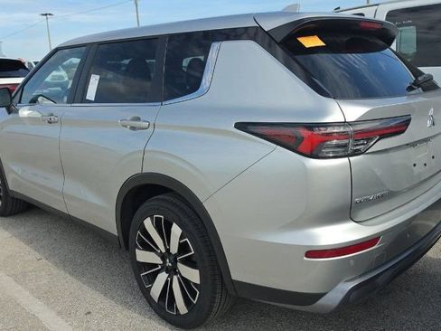 Used 2025 Mitsubishi Outlander SE AWD/4WD image 3