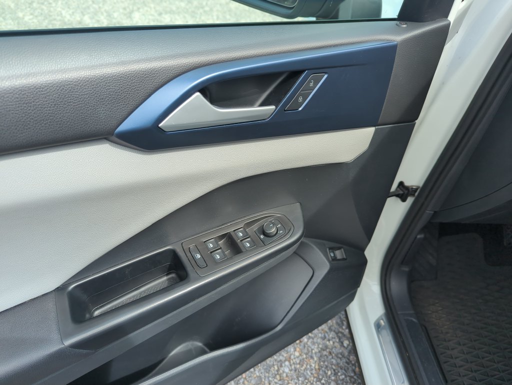 Used 2023 Volkswagen Taos SE FWD image 19