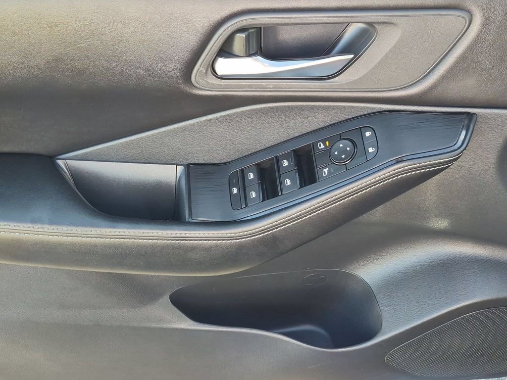 Used 2024 Nissan Rogue SV FWD image 25