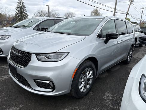 New 2026 Chrysler Pacifica Select AWD/4WD image 4