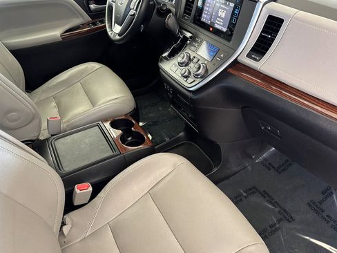 Used 2017 Toyota Sienna Limited Premium w/ Advanced Technology Package FWD image 18