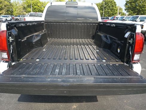 Used 2019 Toyota Tacoma TRD Sport AWD/4WD image 7