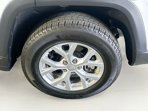 Used 2023 Jeep Grand Cherokee L Limited AWD/4WD image 11