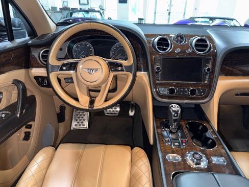 Used 2017 Bentley Bentayga image 65
