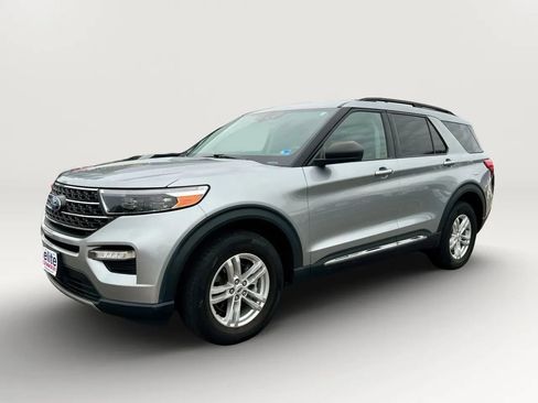 Used 2022 Ford Explorer XLT w/ Equipment Group 202A AWD/4WD image 3