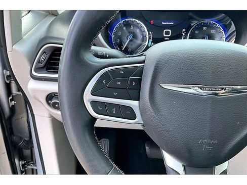 Used 2024 Chrysler Pacifica Touring-L FWD image 10
