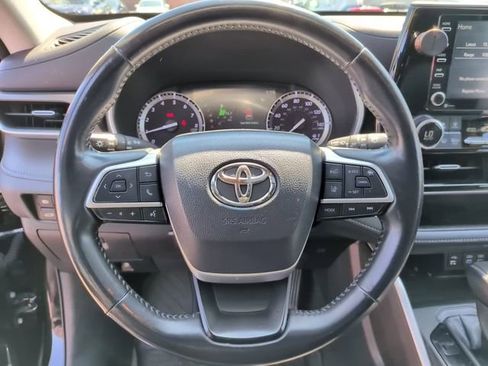 Used 2022 Toyota Highlander XLE AWD/4WD image 22