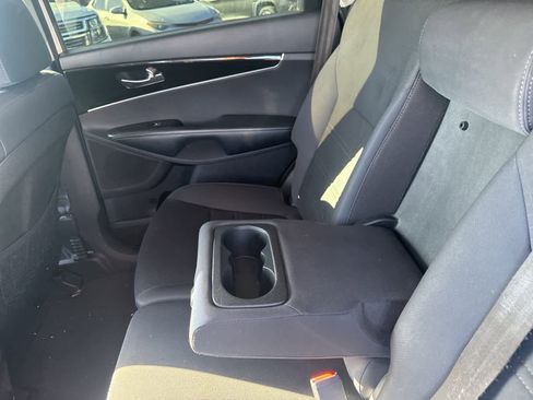 Used 2019 Kia Sorento LX image 18